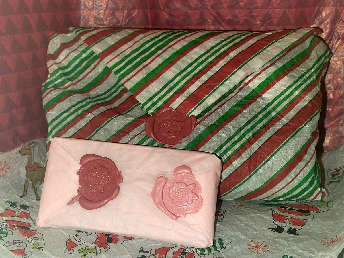 Did you know that every single order I receive gets wrapped extra special? Especially this holiday season!!🥰🎄

Go buy your loved ones a hand made gift AND save yourself the extra step of having to gift wrap it🥰