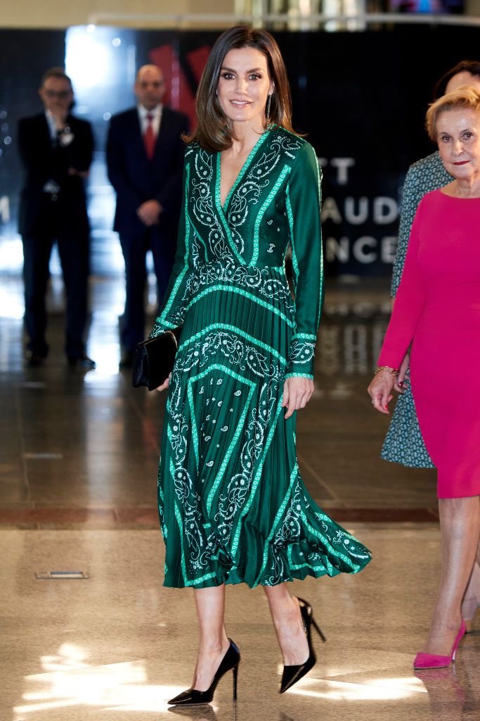 StyleVoyager_'s tweet photo. 💚When you buy a dress running through @Harrods destined for shoes &amp; over a year months later you get a text saying #QueenLetizia of #spain is wearing it. True story wore on 4th #weddinganniversary 2018 in #Granada in 🇪🇸 #GoodVibes #style #fashion #AfricanPride 

#SandroParis https://t.co/cczQPi8khk