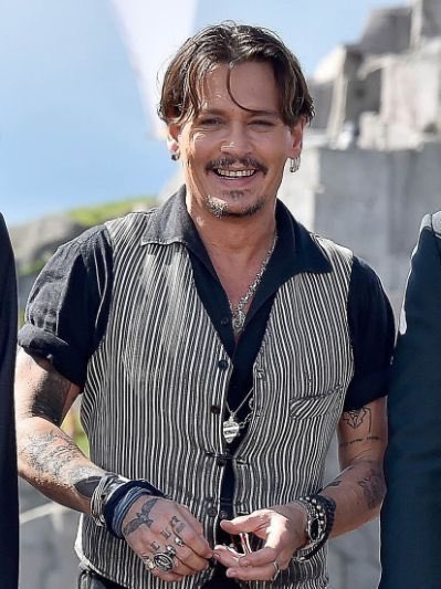 I’ve seen everyone a little down on here lately, so here’s a thread of Johnny Depp smiling for you all :) please add.  #JusticeForJohnnyDepp
