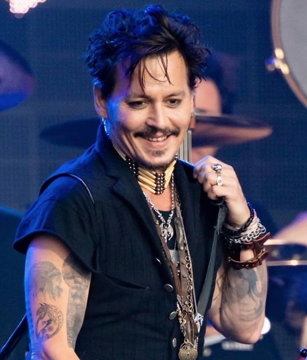 I’ve seen everyone a little down on here lately, so here’s a thread of Johnny Depp smiling for you all :) please add.  #JusticeForJohnnyDepp