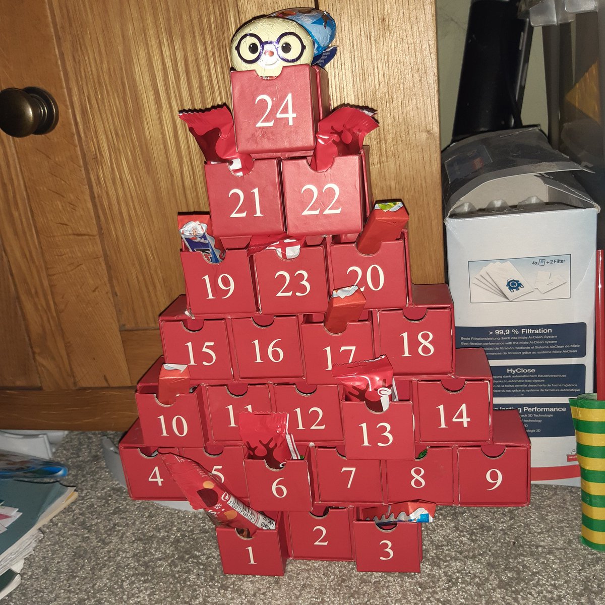 CazCazmurphy1's tweet photo. A Murphy Christmas tradition. Our alternative Christmas 'advent' tree!! #lotsofchocolate @McCreadieJoanna https://t.co/iQimvSpexP