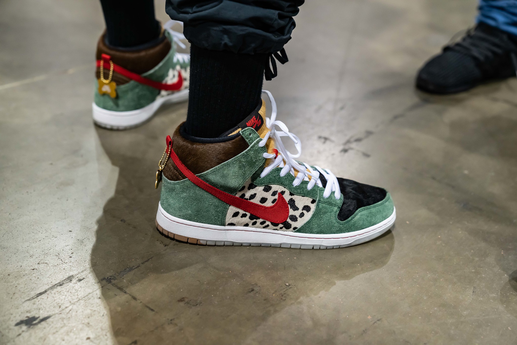 Omgaan met Systematisch Doe alles met mijn kracht Sneaker Con on Twitter: "Real talk, anyone purposely walk their dog(s) in  the Nike SB Dunk High Dog Walker(April 2019)? 🐶How do you feel about  these? Dig the color pattern combo? Have