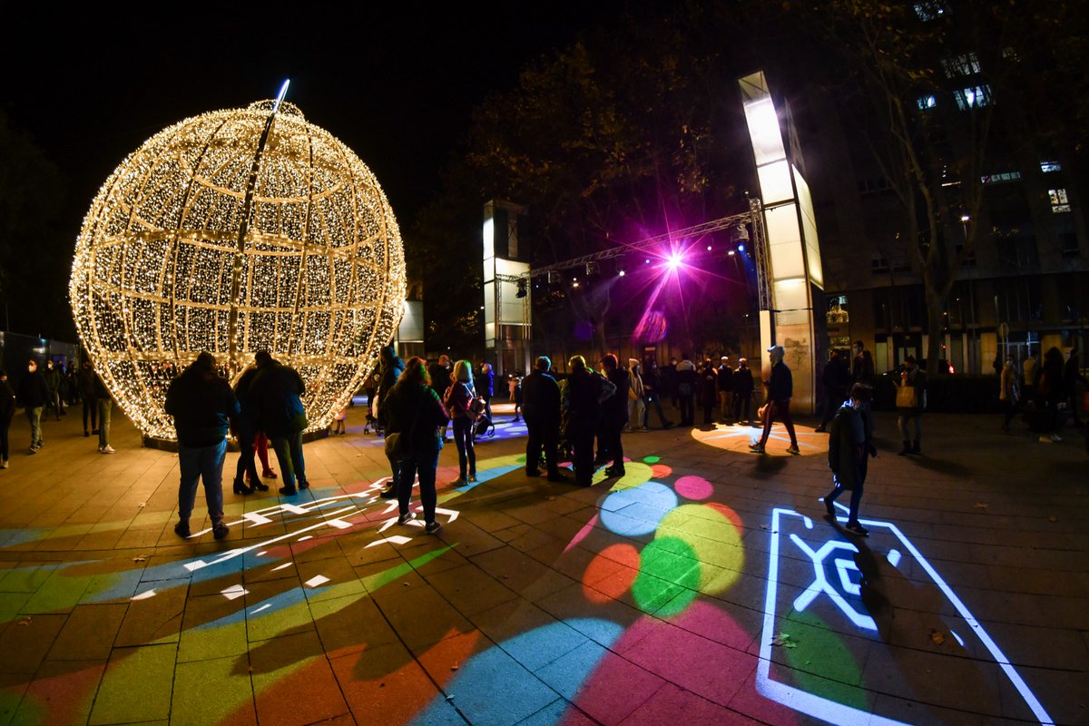 ReusPromocio's tweet photo. 🎄 Nadal és màgia!
🤶🏻 A Reus hem decorat tota la ciutat de festa per compartir amb tu aquesta festa única.
📆 Cada dia fins el 10 de gener
🕗 De 17.30h a 22h
📷 Laia Solanellas
#ReusésNadal #Nadal #NadalaReus #VisitReus #ReusPromoció #CostaDaurada https://t.co/51Z213qGlb