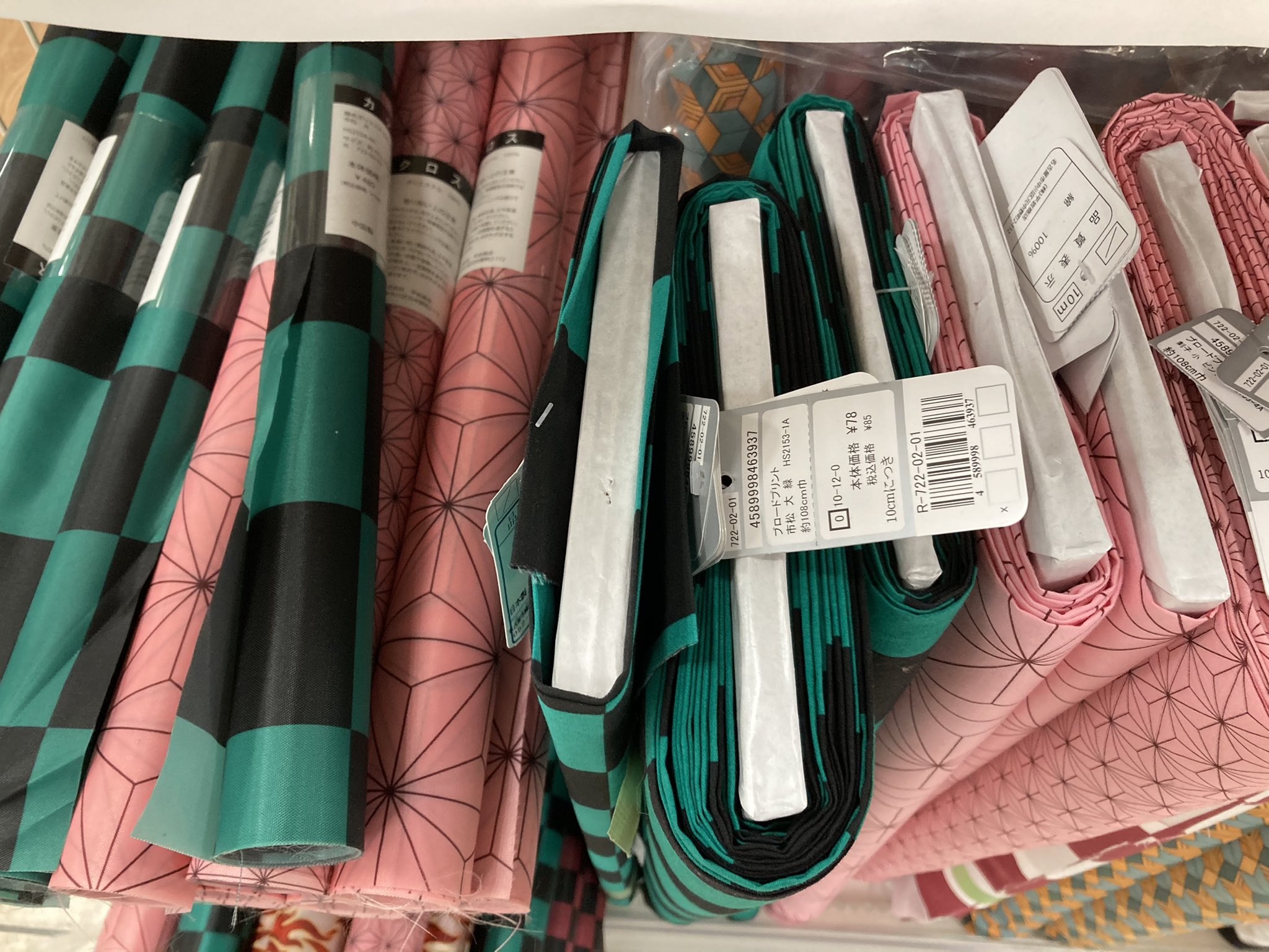 チャーリーヤバt Ara Oo 鬼滅の刃の生地が10 85円イオンで売っていた コスプレ用やお弁当包む布ハンカチやマスクにしたら子供たちとか喜ぶんだろうね 鬼滅の刃 イオン 生地 洋裁 T Co Kbiie9dn0f Twitter