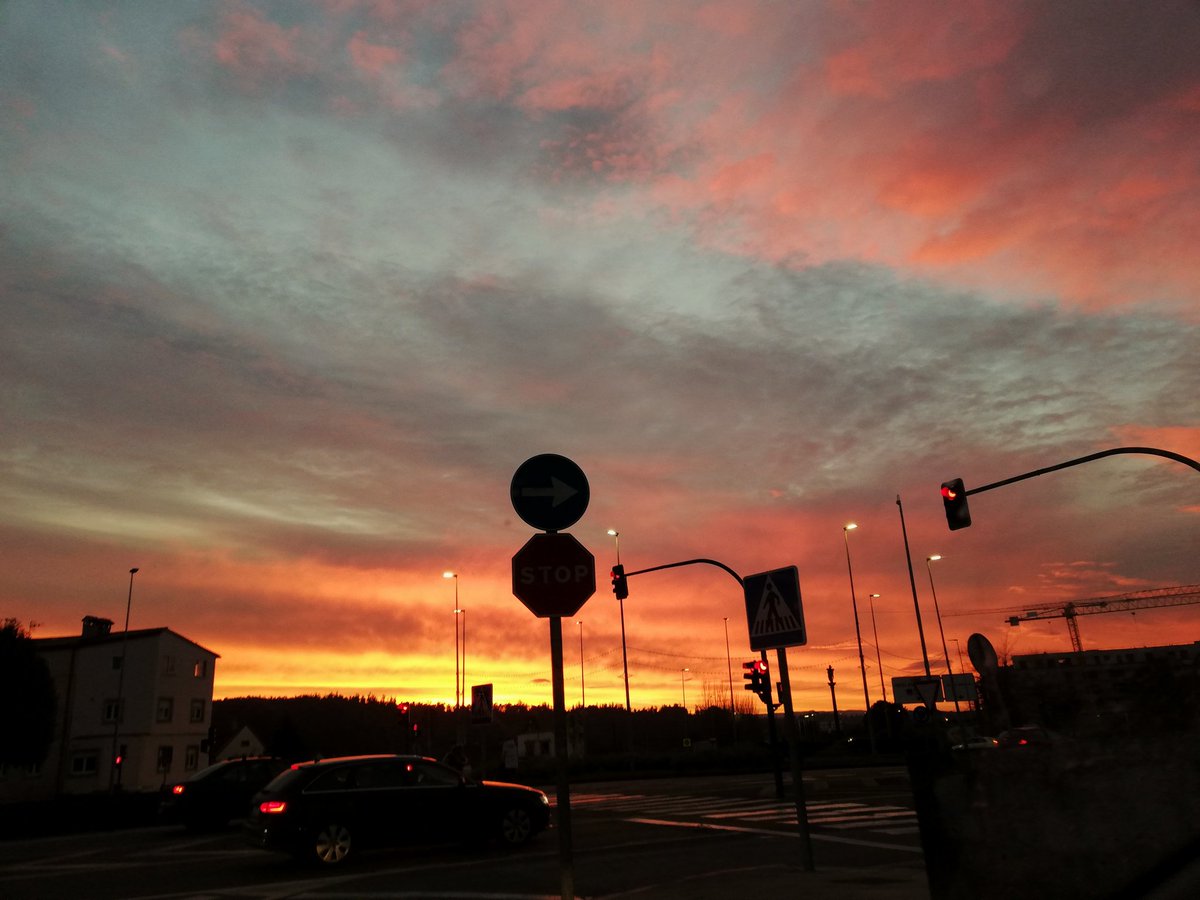 Cielo de fuego en Santiago de Compostela , España