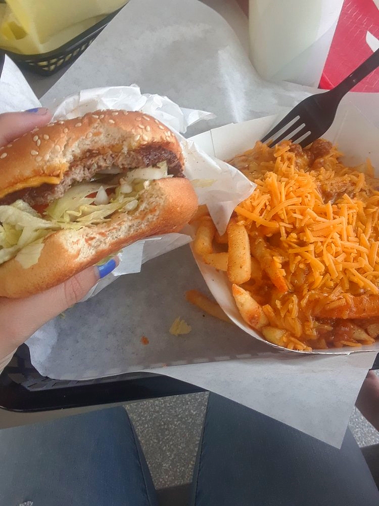 ATburgers2's tweet photo. The perfect pair. 🤤 What's your favorite combo from A &amp; T? #AandTBurgers #LAeats #ComptonCA #LAFoodie #BurgersOfLA https://t.co/QDTQ5Aji9B