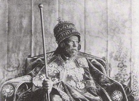 هذه المعاهدة كانت الستار الدخاني الذي تغطي تحركات منيليك الحبشي، فقد كانت معظم الاراضي في  #الصومال_الغربي خارج الاحتلال لكن بتعاون قوي مع الانكليز دخلت الاراضي فهل هذا اللعين منيليك يستحق أن يذكر في محافل أفريقيا | الدفاع عن إرثه هو دفاع عن الظلم والجبروت  #اثيوبيا