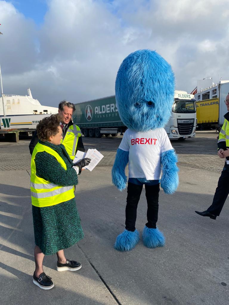 GBrexit's tweet image. Op alle Nederlandse ferry- en shortsea-terminals zijn chauffeurs vandaag via flyers gewezen op de grote veranderingen per 1 januari 2021: #GetReadyforBrexit @HavenRotterdam @PortofAmsterdam @PortOfMoerdijk @Portbase @deltalinqs @TLN @evofenedex @Fenex