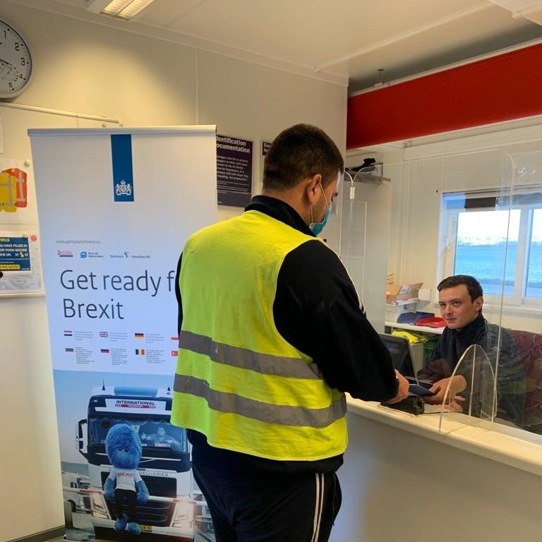 GBrexit's tweet image. Op alle Nederlandse ferry- en shortsea-terminals zijn chauffeurs vandaag via flyers gewezen op de grote veranderingen per 1 januari 2021: #GetReadyforBrexit @HavenRotterdam @PortofAmsterdam @PortOfMoerdijk @Portbase @deltalinqs @TLN @evofenedex @Fenex