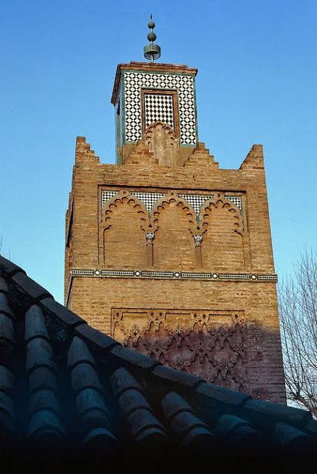 Le zellige fut également employé dans le minaret de la grande mosquée de Tlemcen construite aussi par Yaghmoracen en 1236, dans le minaret de la petite mosquée de Sidi Bellahsen bâti par Abou Saïd Othman en 1296, dans le minaret de la mosquée d’Ouled el Imam construite en 1310,