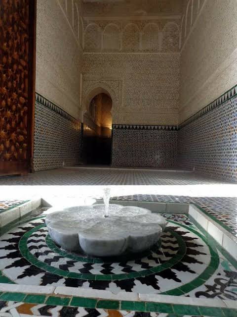 dans le minaret et le pavage du sol de la cour de la mosquée du Mechouar érigée par Abou Hammou Moussa Ier en 1317. Nous apercevons aussi les zelliges dans le minaret de la Mosquée de Sidi Brahim El Masmoudi fondée par Abou Hammou Moussa II en 1364.