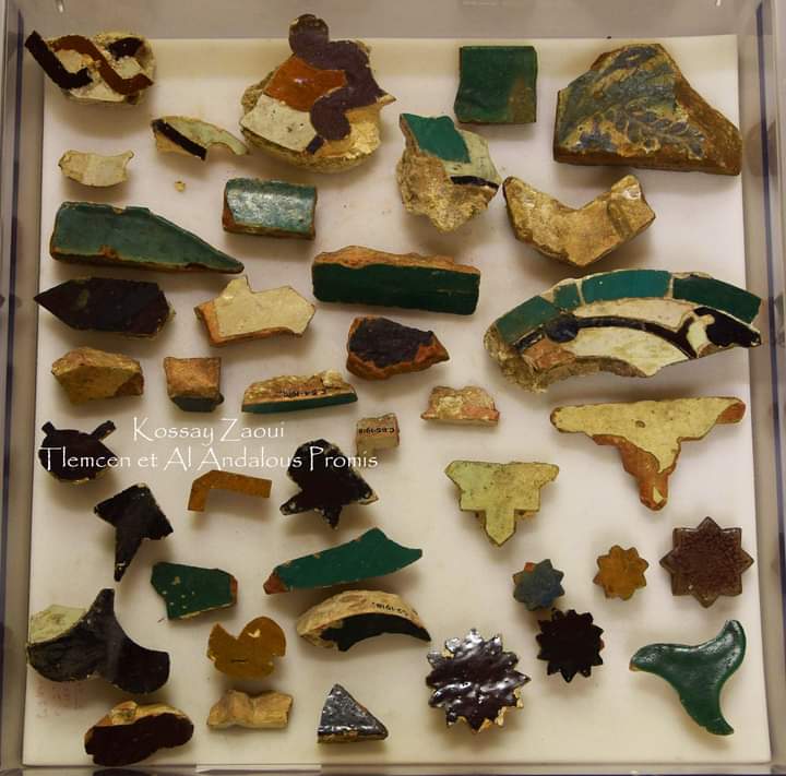  Fragments du zellige Zianide de la Medersa Tachfinia, Tlemcen XIVe. Lieu de conservation UK.