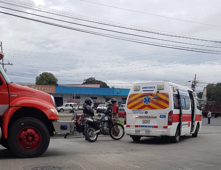 Coclé Al Día (@coclealdia) on Twitter photo Se registra colisión entre busito de pasajeros y motorizado, a lo interno de Estación de combustible en Penonomé. Personal de <a href="/BCBRP/">Bomberos De Panamá</a> de la Estación Operativa Aeropuerto atienden. Involucrados niegan traslado. Se registra colisión entre busito de pasajeros y motorizado, a lo interno de Estación de combustible en Penonomé. Personal de <a href="/BCBRP/">Bomberos De Panamá</a> de la Estación Operativa Aeropuerto atienden. Involucrados niegan traslado.
