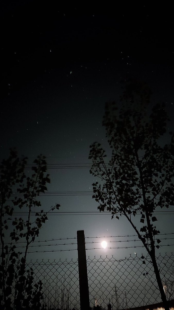 Ben senin yılbaşı sabahına benzediğini düşünmüştüm. Galiba sonuna vardığında başlangıcı düşünüyorsun.
#Wednesday 
#Midnight