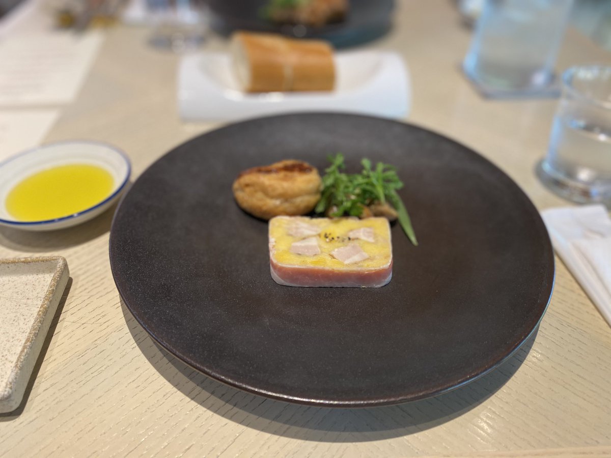 Mc 岡崎奈々 因みにこのレストラン 目黒の東京都庭園美術館の中にあるレストラン ちょっと豪華なランチを綺麗な庭園見ながら食べれる最高の場所 ベビーカーで入れるし おむつ替えできるトイレもあるから安心 子連れランチ