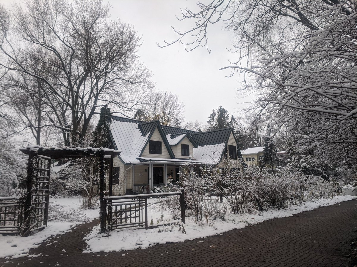 Today's #StayHome inspiration brought to you by this quaint Toronto Islands home after the first snowfall. ❄️

Some houses on Algonquin Island were floated from Hanlan's Point in 1938 when the airport was built — others in the #Toronto housing shortage post WW2.
#HistoricHomes