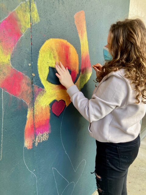 LKPrincipal's tweet photo. Mrs. Norris’s students get creative with a temporary plywood wall at the Lisha Kill entrance. https://t.co/sI1ISSeTvg