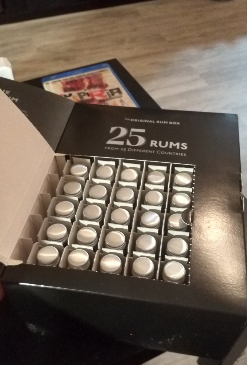 MattiasDGy's tweet photo. Kom på att provboxen med rom jag fick av frun i födelsedagspresent inmehåller 25 småflaskor, så nu har jag en romkalender till chokladkalendern. #Lucka1 https://t.co/2YniQB0Hht
