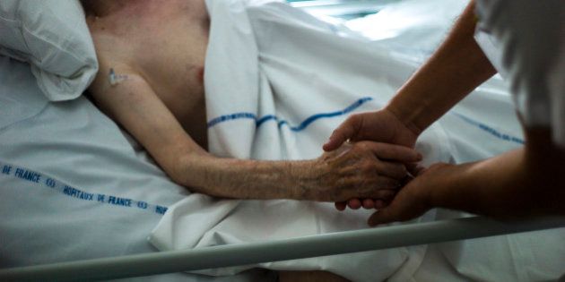 Ne nous mentons pas. Quand on nous répète "fragile", on pense à une vieillard au bout du rouleau, en fin de vie ou grabataire, ou les deux, bref, un pauvre être pour qui ça ne change pas grand chose d'être enfermé et isolé.Mais déjà, ce n'est pas le cas.21/n