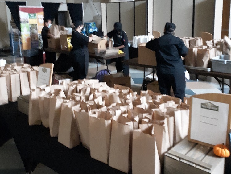 sagedining's tweet image. Rain or shine, we’re here to serve you. When @HIESbears lost power during a hurricane, our team quickly prepared and delivered 750 boxed lunches to students and staff. #extremeownership #satelliteservice #DefiningtheStandard