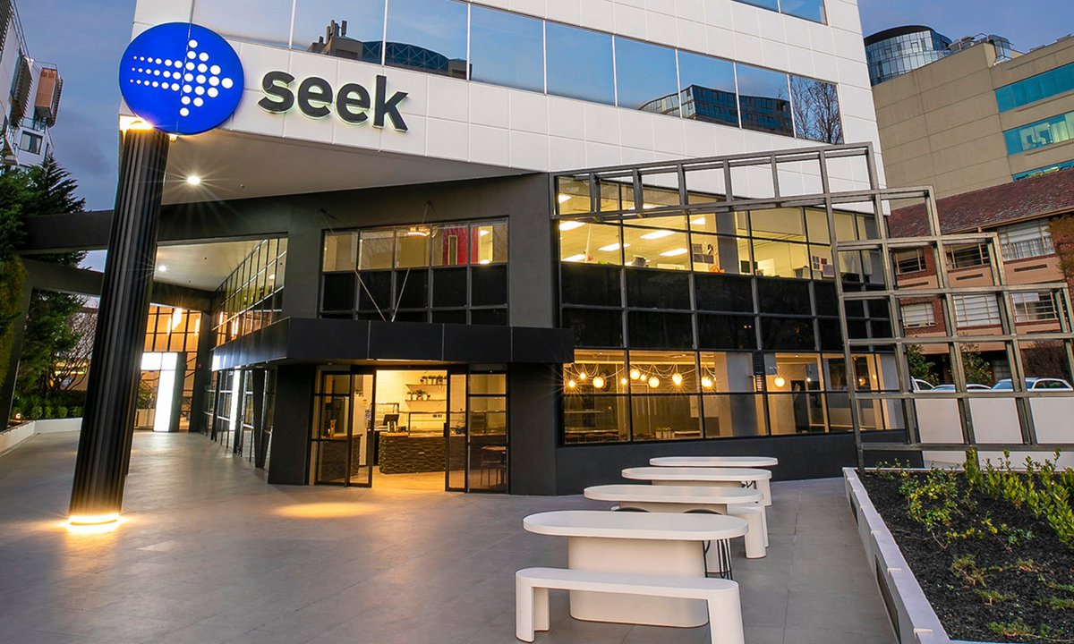 EvokeProjects's tweet image. Evoke Projects were engaged to undertake the design and construction of certain areas of 541 St Kilda Road, Melbourne, including lobby, end of trip facilities, cafe and wayfinding. bit.ly/3oc8Lqo  

#design #endoftripfacilities #workplacetransformations #designmatters