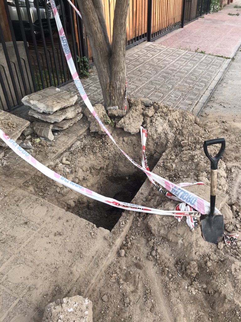 Jboxes's tweet image. Gracias @SMAPA_MAIPU de septiembre con fuga y ahora casi un mes con el hoyo en mi puerta. Vino el camión pero reparó 6 casas más allá 🤦🏻 @SISS_CHILE @MaipuRenace