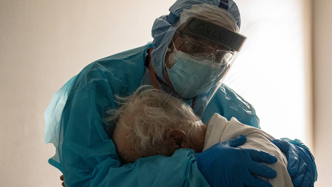 Foto viral: Médico consuela a abuelito internado por COVID-19
ow.ly/7N3850CzWfR