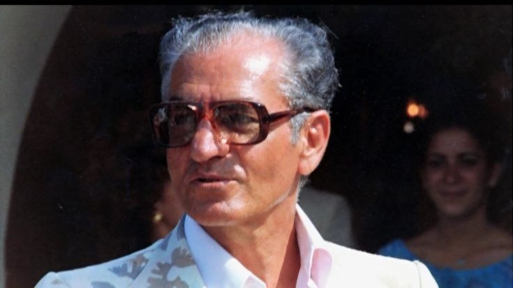 venus133333's tweet image. معروف است که خبرنگاری خارجی از  شاهنشاه آریامهر پرسید :
« چرا به شما می‌گویند شاهنشاه (شاه شاهان) 
او پاسخ داد: «چون هر ایرانی یک شاه است»
جهت یادآوری که بدانیم چه کسی را از دست دادیم و او چه نگاهی به ملت ایران داشت.