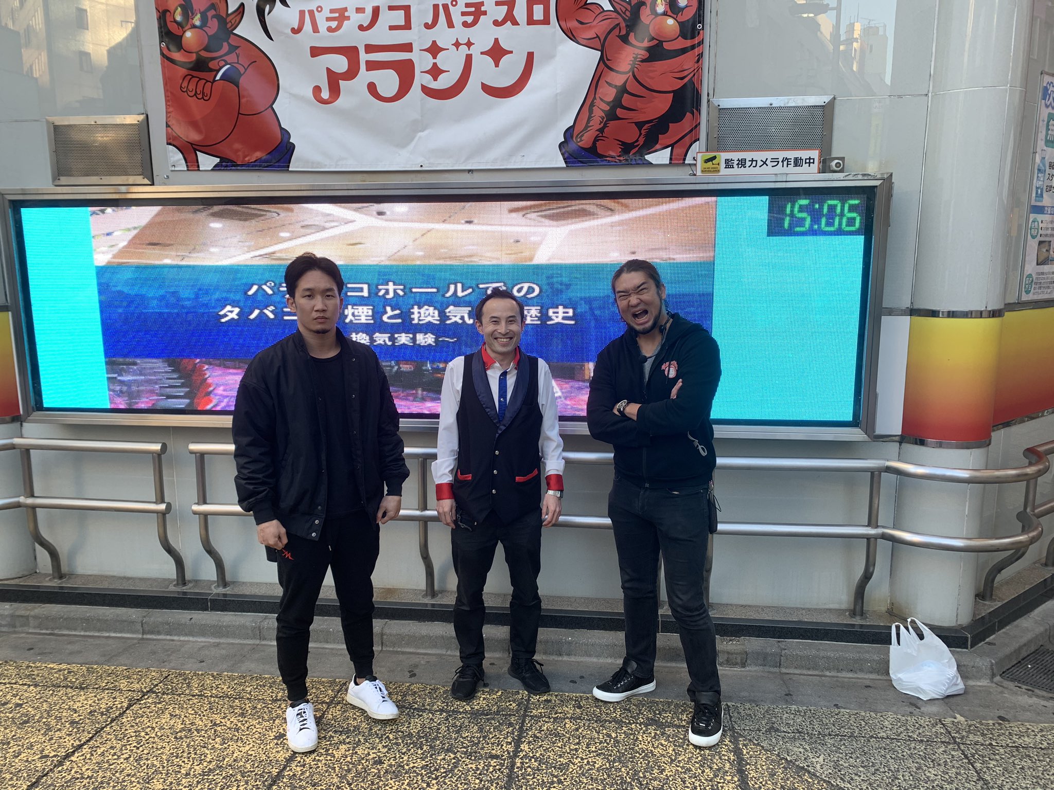 新宿アラジン そう言えば 昨日朝倉未来さんとシバターさんにご来店いただきました ｊ ｊ 加野と記念写真まで撮っていただき ありがとうございました あ ちなみに来店イベントではないですよw また来てほしい 朝倉未来 シバター T