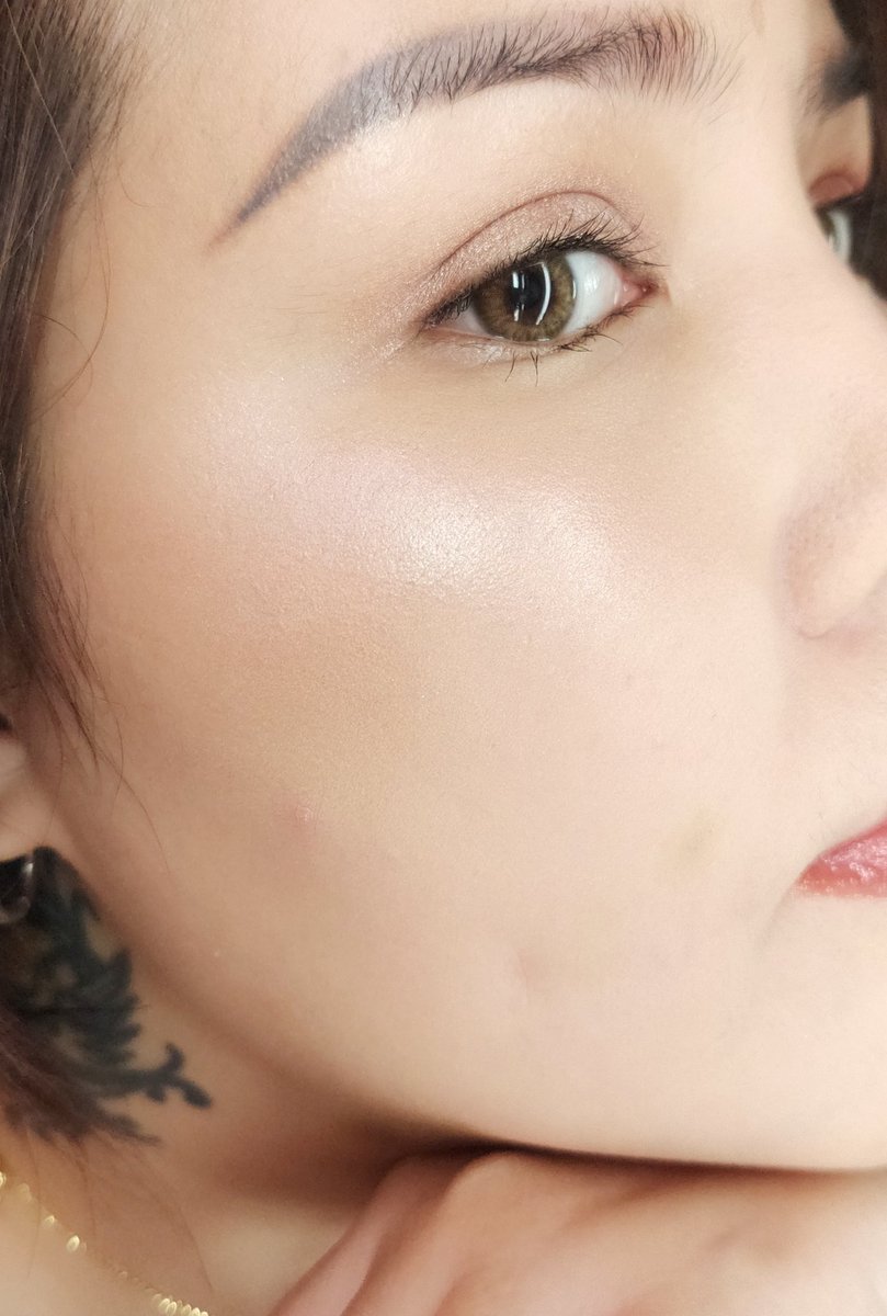 Anjoe09681265's tweet photo. สาวๆที่อยากลอง #HighlightingPowder สี #PinkGlow ตัวดังของ @BobbiBrown_TH ตอนนี้มีแพคเกจลิมิเต็ดออกมา2ไซส์ ขนาดมินิราคาจับต้องได้ในราคา1100บาท และไซส์ปกติราคา2200บาท เอามาใช้กับโหนกคิ้วโหนกแก้มสุขภาพดีเหมือนผิวเคลือบกระจก ขุดจนหมดไปหลายตลับแล้วจ้ะ 
#กิเลศระงับได้ด้วยการซื้อแม่มเลย https://t.co/pMIQObrzM8