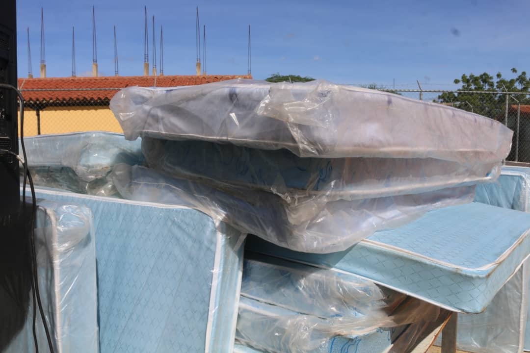 AdolfoP_Oficial's tweet photo. #1Dic Atendimos las necesidades en el sector Río Tocuyo parroquia Camacaro en Torres, allí entregamos ayudas sociales como colchones, comida, sillas de ruedas, ventiladores, pañales, artículos de higiene personal, andaderas y bastones a través de #Fundasel.

#DiciembreVictorioso https://t.co/BKCA5X9PK8