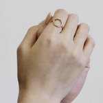「指毛の額縁」。このタイプの指輪かわいーなーって思ってたんだけど、友人の「一言」が面白すぎて買うのやめた