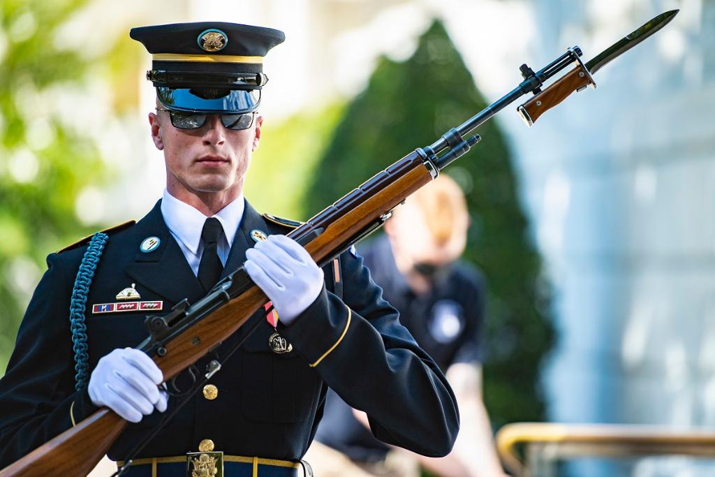 USArmy's tweet image. Best of the Best 🇺🇸 

A sentinel from the @USArmyOldGuard conducts the changing of the guard at the Tomb of the Unknown Soldier at @ArlingtonNatl, Va., Oct. 1, 2020. 

#ServeWithHonor | #PicOfTheDay

📸 by Elizabeth Fraser