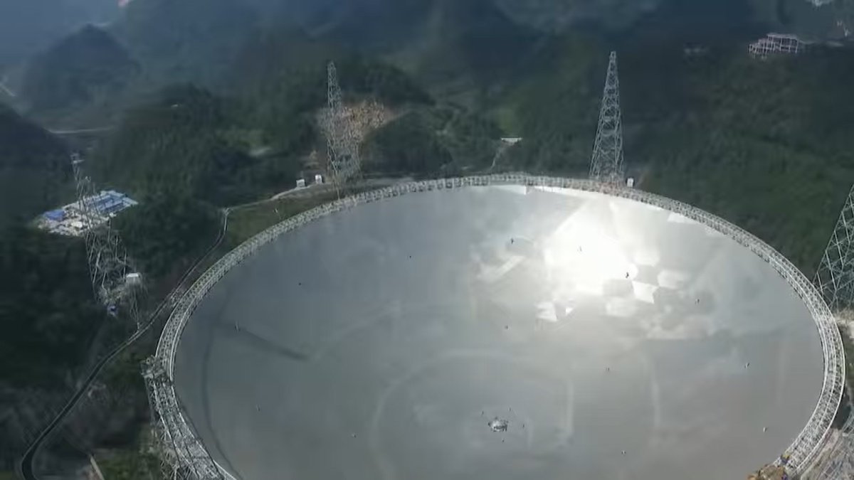 Until 2016, Arecibo was also the LARGEST single-dish radio telescope in the world, measuring at 305m in diameter! This behemoth sits in a natural sinkhole located in Arecibo, Puerto Rico. In July 2016, it was surpassed by the 500m FAST telescope in China, seen below.(14/n)
