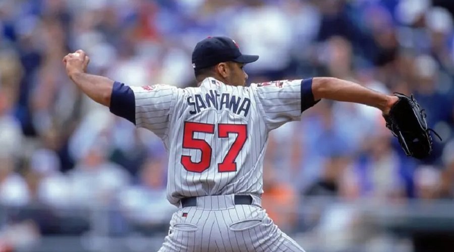 johnnyvillar's tweet photo. Estábamos en Santa Cruz de Mora (Mérida) en la Vuelta al Táchira 2004, cuando apareció Johan Santana. Se formó una algarabía y el lanzador abrió una escuela para firmar camisetas con orden. Esta semana entregó un camión de bomberos y una ambulancia a la gente en Tovar. Qué clase. https://t.co/hemhrIFA1n