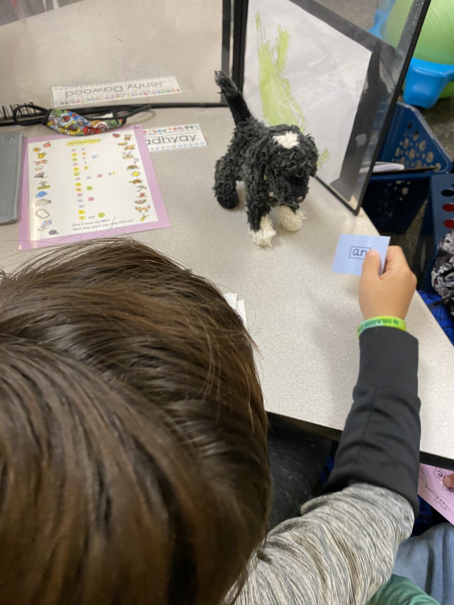 MrsQuinteroOUES's tweet photo. Teaching our phonics skills to our loveys today! They’ll be ready for Kindergarten in no time with these great lil teachers! https://t.co/yvQsItssJQ