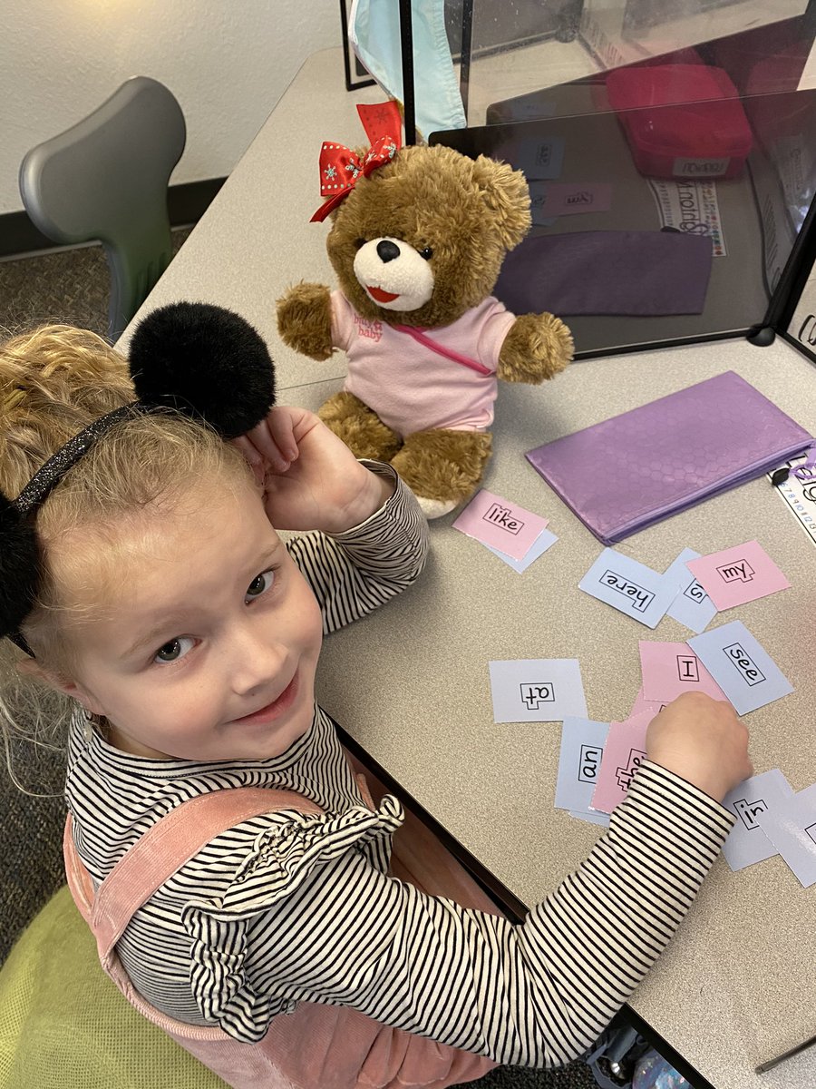 MrsQuinteroOUES's tweet photo. Teaching our phonics skills to our loveys today! They’ll be ready for Kindergarten in no time with these great lil teachers! https://t.co/yvQsItssJQ