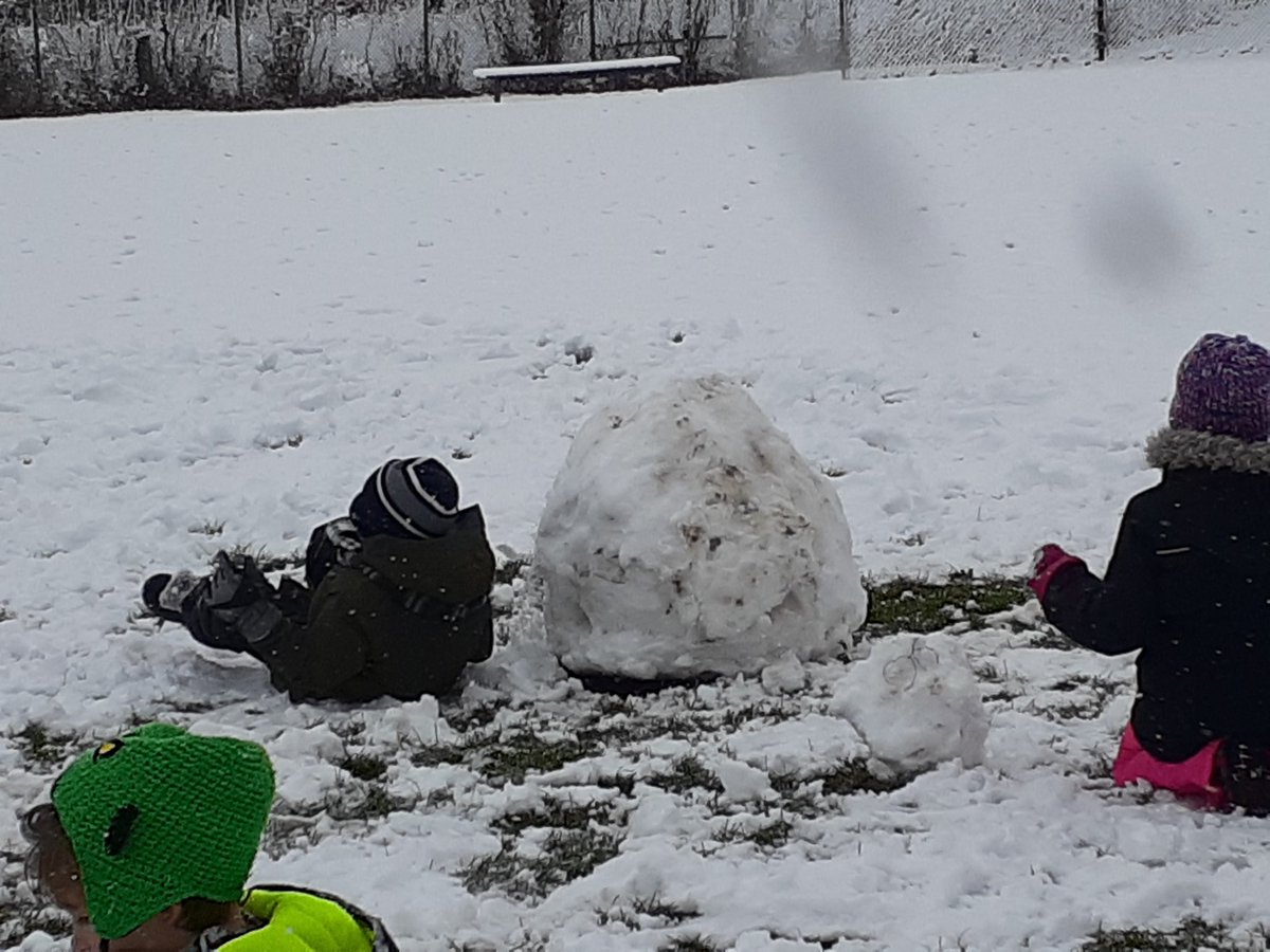 mrspsgr1s's tweet photo. We were so excited to play in the snow today!! #outdoors #firstbigsnow #excited #funingrade1 @ConnaughtDSBN https://t.co/U2sM4hoby5