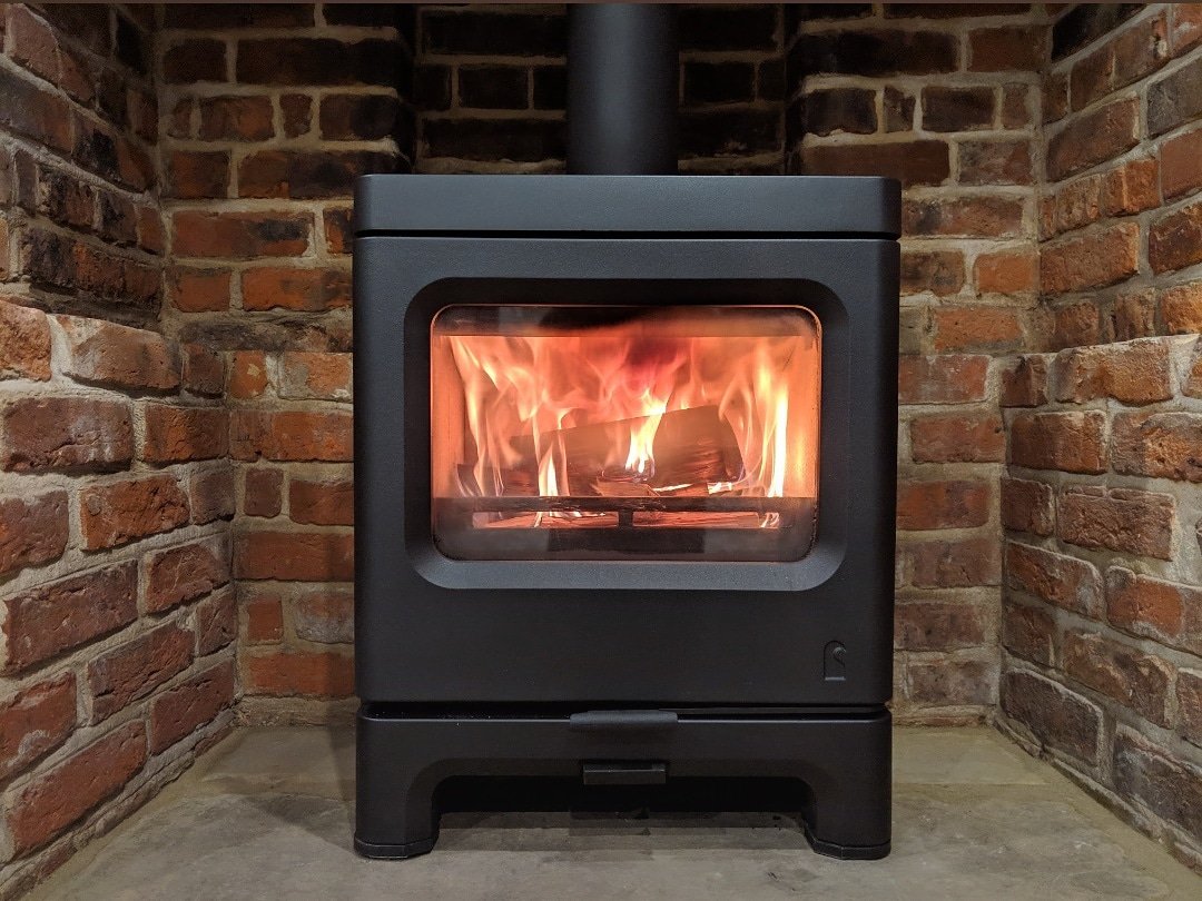 Flaming-eck.......what a beauty! 🔥

The #Charnwood Skye 5 has cutting edge technology, it's undoubtedly aesthetically pleasing on the eye, with minimal design and a soft, modern edge! 
designafireplace.com