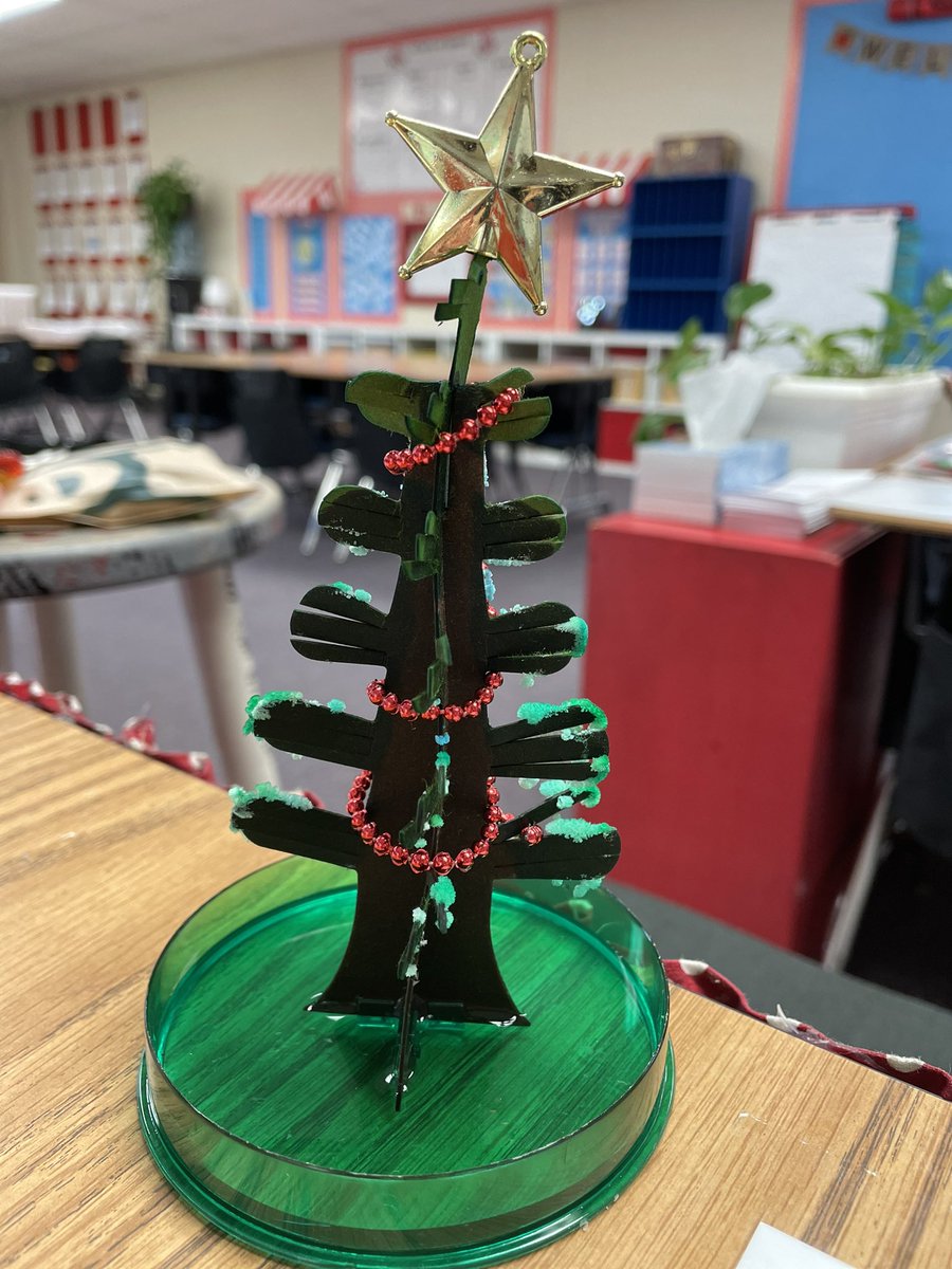 KimArvidson31's tweet image. We ended the day growing this  tree for our virtual 3rd-grade class… Stay tuned… The students are so excited to see what it looks like in the morning! #virtuallearning #learning2020 @EmpresaKnights @VistaBlueprint