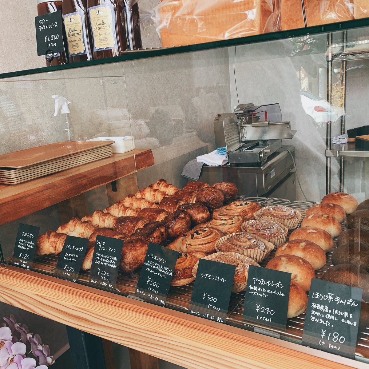 いがらしろみ Romi Igarashi コルドンブルーの同僚であり 友人のゆっきーが 奈良で 美味しいパン屋さん Confection をオープンしました 少しずつ完成させていくようです パンは腕利きの職人さん ヒロさんがばんばん作ってます 材料の良さがわかる