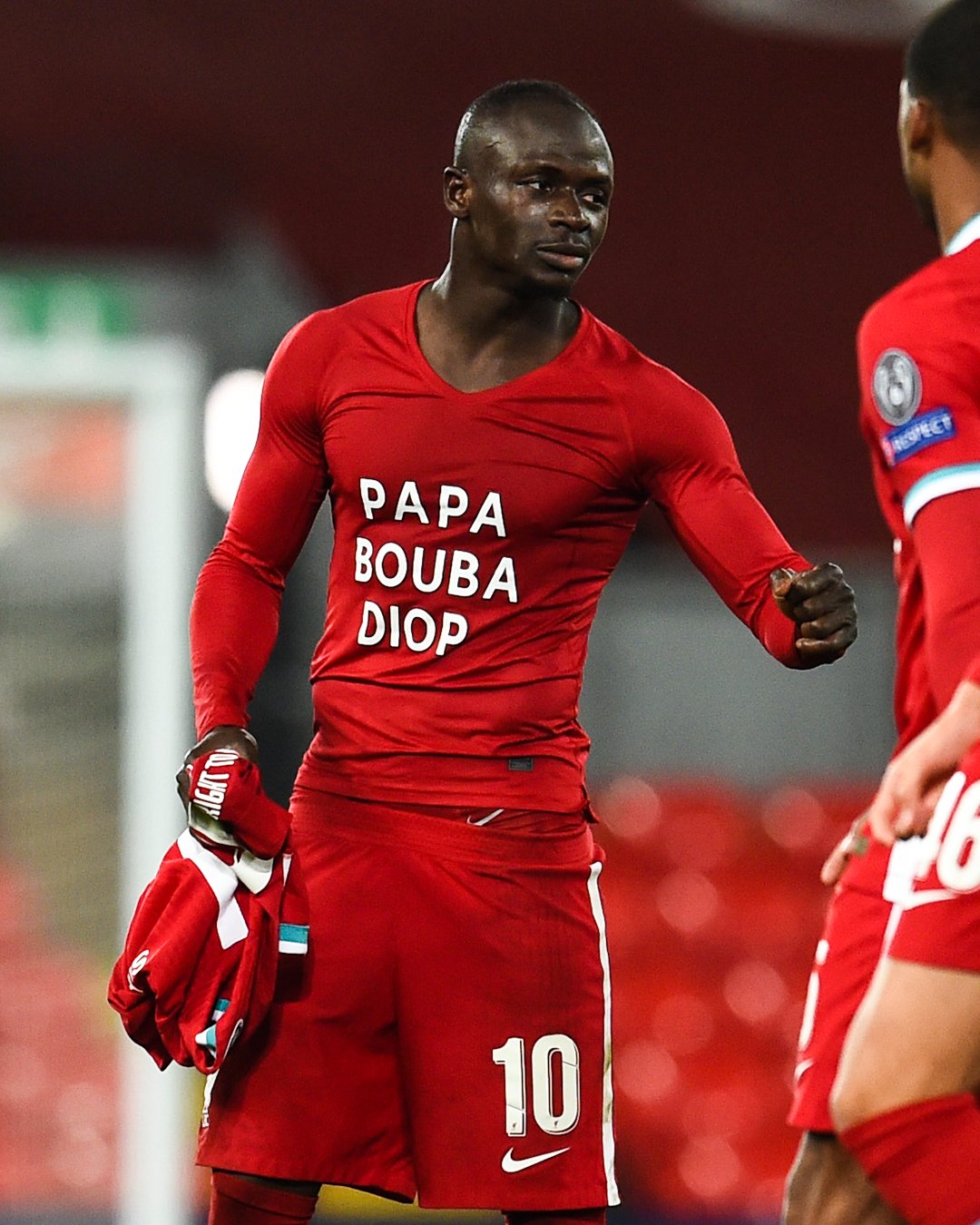 Sadio paying tributes to Papa Bouba Diop 🙏 : r/LiverpoolFC
