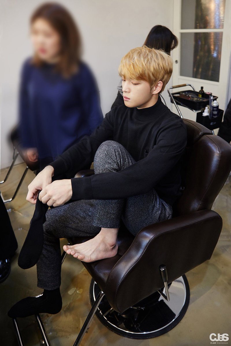 Today Jaejoong presented us his new image, so I'm also giving you the feet in their new look. Yes, they dressed up.