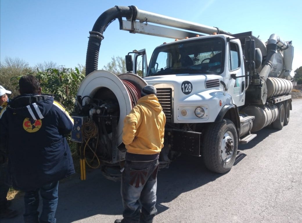 sideapa_gp's tweet image. 👷🏽‍♂️🦺🚚 Personal del Sideapaar, realizó labores de sondeo y succión en red de atarjeas y alcantarillado en el ejido Santa Cruz Luján y Ejido Chihuahuita.

🚰 Porque el agua es vital 💦, trabajamos todos los días para 👍 ti y tu familia 👨‍👩‍👧‍👧.

#NoTiresBasuralDrenaje🚯

#Sideapa💧