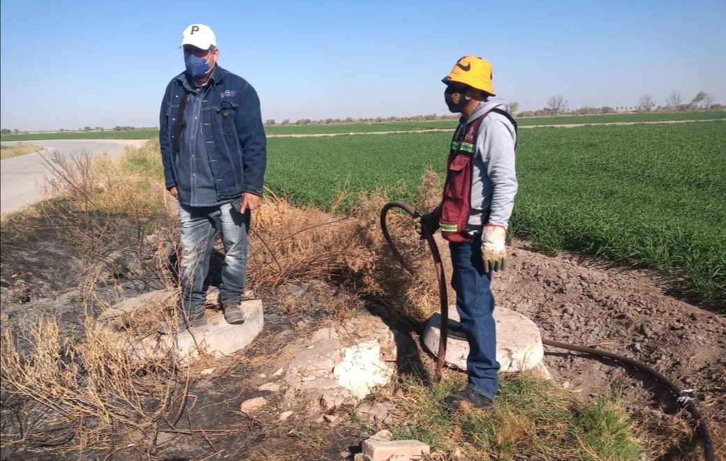 sideapa_gp's tweet image. 👷🏽‍♂️🦺🚚 Personal del Sideapaar, realizó labores de sondeo y succión en red de atarjeas y alcantarillado en el ejido Santa Cruz Luján y Ejido Chihuahuita.

🚰 Porque el agua es vital 💦, trabajamos todos los días para 👍 ti y tu familia 👨‍👩‍👧‍👧.

#NoTiresBasuralDrenaje🚯

#Sideapa💧