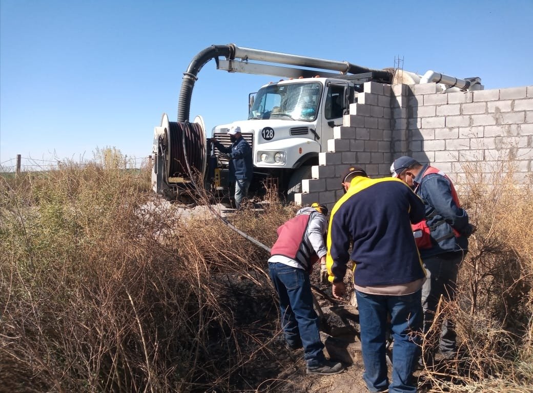 sideapa_gp's tweet image. 👷🏽‍♂️🦺🚚 Personal del Sideapaar, realizó labores de sondeo y succión en red de atarjeas y alcantarillado en el ejido Santa Cruz Luján y Ejido Chihuahuita.

🚰 Porque el agua es vital 💦, trabajamos todos los días para 👍 ti y tu familia 👨‍👩‍👧‍👧.

#NoTiresBasuralDrenaje🚯

#Sideapa💧