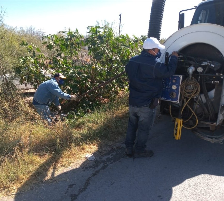 sideapa_gp's tweet image. 👷🏽‍♂️🦺🚚 Personal del Sideapaar, realizó labores de sondeo y succión en red de atarjeas y alcantarillado en el ejido Santa Cruz Luján y Ejido Chihuahuita.

🚰 Porque el agua es vital 💦, trabajamos todos los días para 👍 ti y tu familia 👨‍👩‍👧‍👧.

#NoTiresBasuralDrenaje🚯

#Sideapa💧