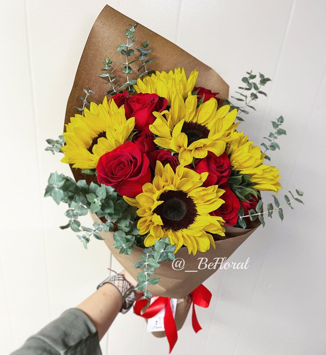 _BeFloral's tweet photo. The best combo 🌹🌻❤️ #BeFloral #DetroitFlorist https://t.co/znVDi76fQA
