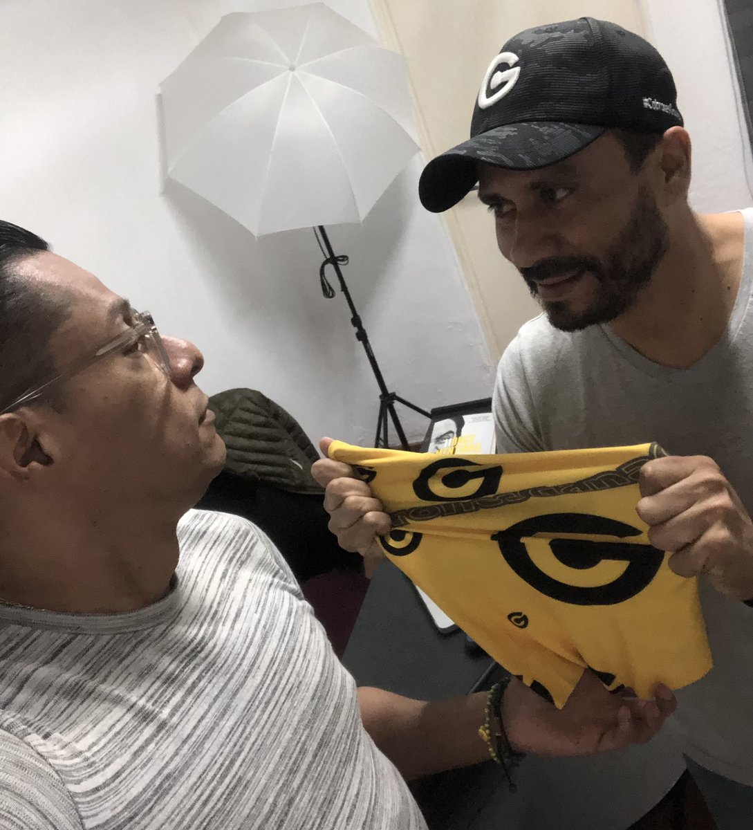 marmol_digital's tweet photo. Muy agradecido con la invitación de @CarlosGodinezTV ! .. A ser parte de #CabronesGanadores me motiva .. es #Mística,son #Valores es #Educación,es #Respeto,es #Simplicidad,es #Elegancia,es #Empuje,es #Emprendimiento,es 
#CABALLEROSIDAD ! que gran responsabilidad y Acepto !!!!!!! https://t.co/2yEbEMCxFs