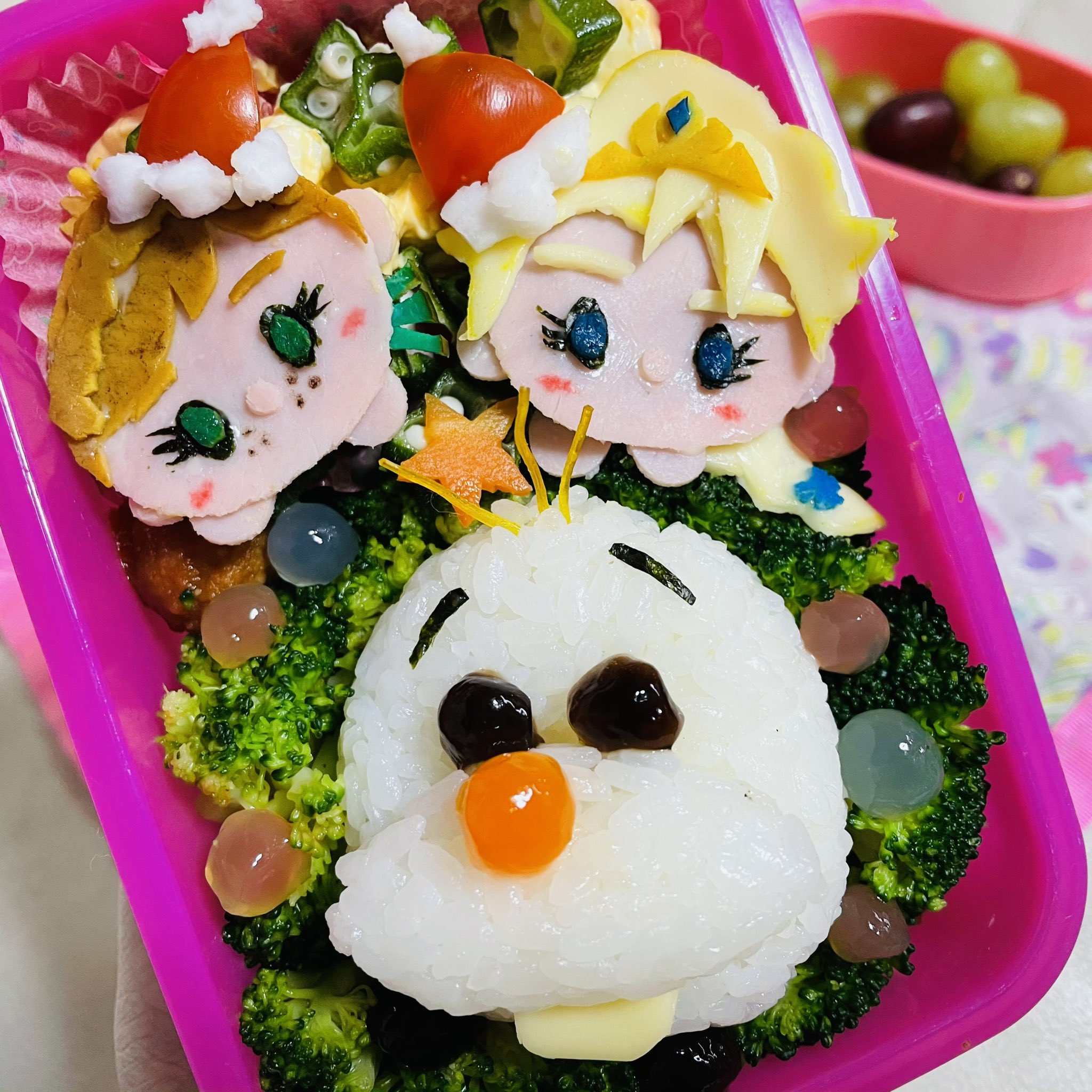 愛すべき変態めろ スクスト 12月キャラ弁 深夜2時に 今日はお弁当の日だと気付き急いでコンビニへ スクグルの皆様 深夜に騒いですみませんでした ツムツムアナ雪を サンタ帽とリースでクリスマス風にしてみました ありちゃんは大喜びでした
